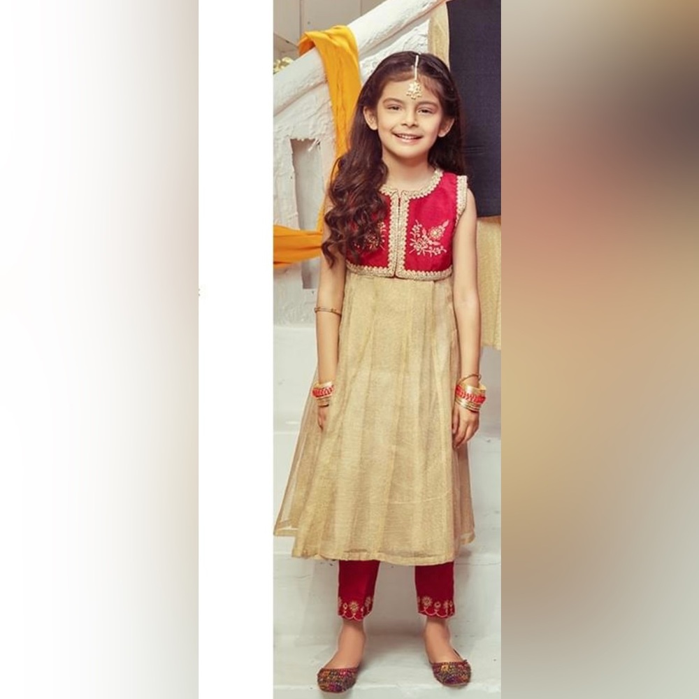 Minnie Minors Girls Embroidered jacket with golden Frock & trouser 5/6year old